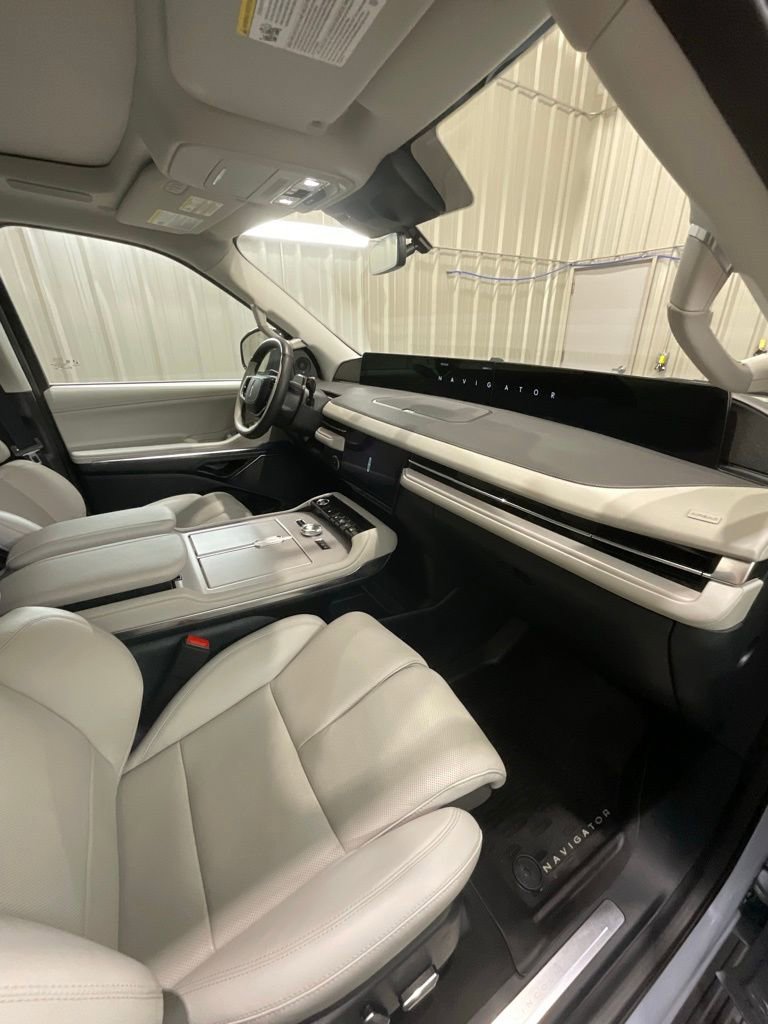 Used 2025 Lincoln Navigator Reserve image 16