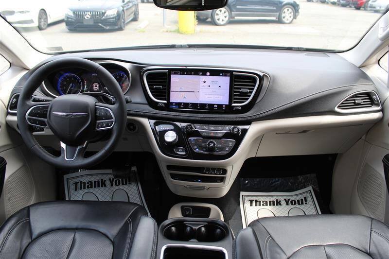 Used 2022 Chrysler Pacifica Touring-L w/ Uconnect Theater Family Group AWD/4WD image 13
