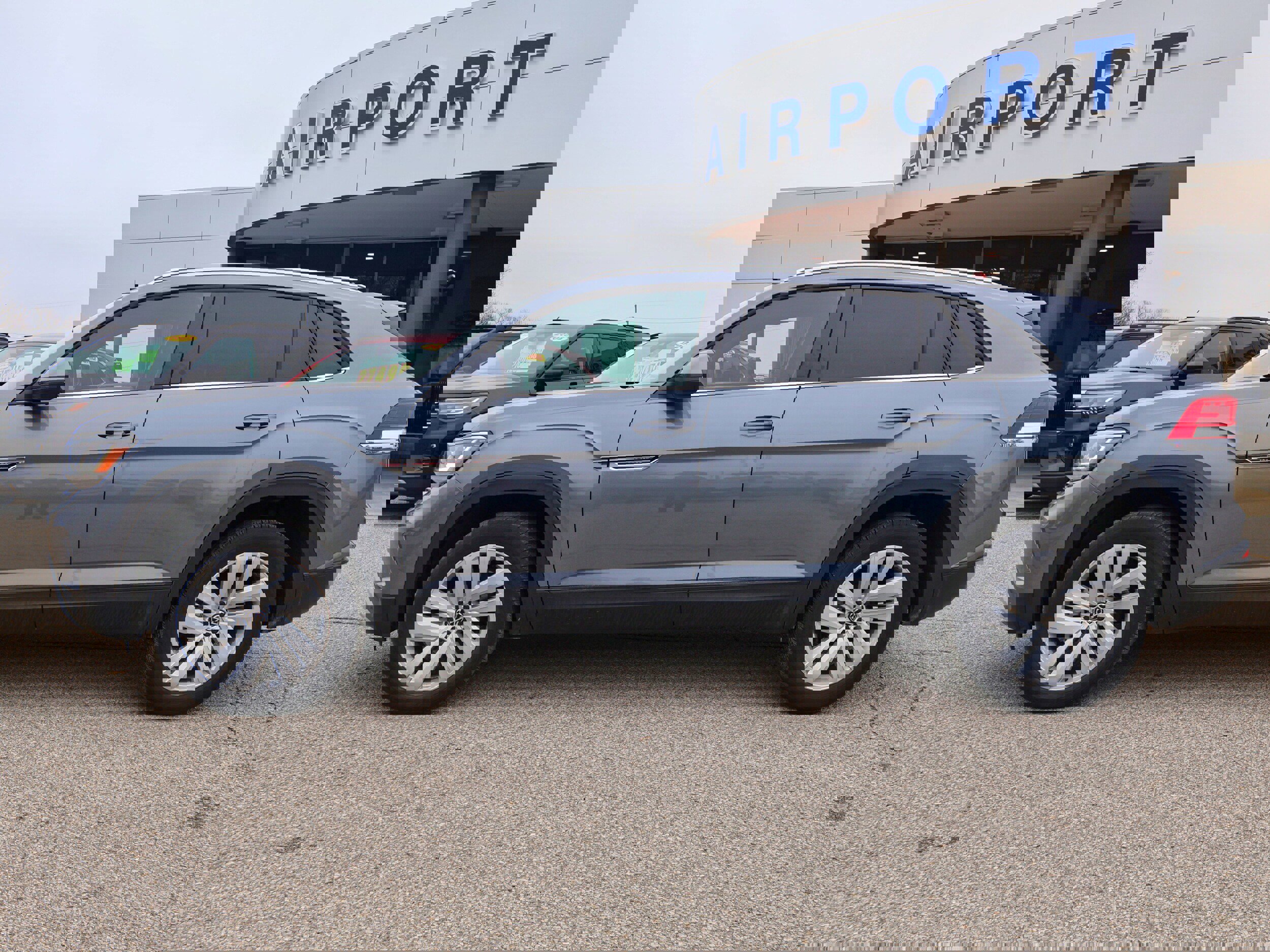 Used 2023 Volkswagen Atlas Cross Sport SE image 2