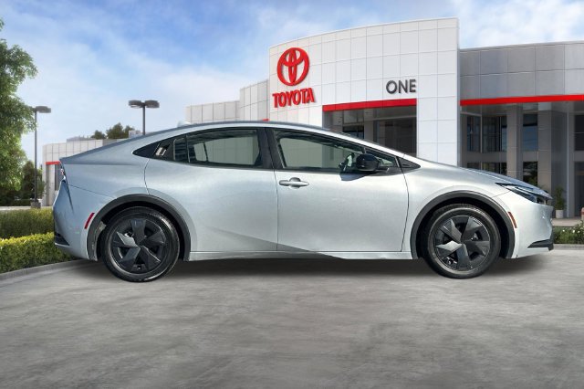 Certified 2025 Toyota Prius LE FWD image 3