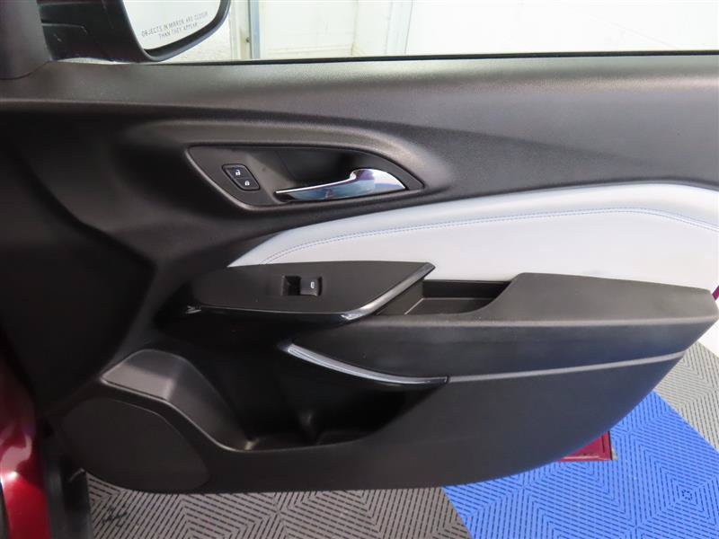 Used 2025 Chevrolet Trax LT w/ LT Convenience Package FWD image 32