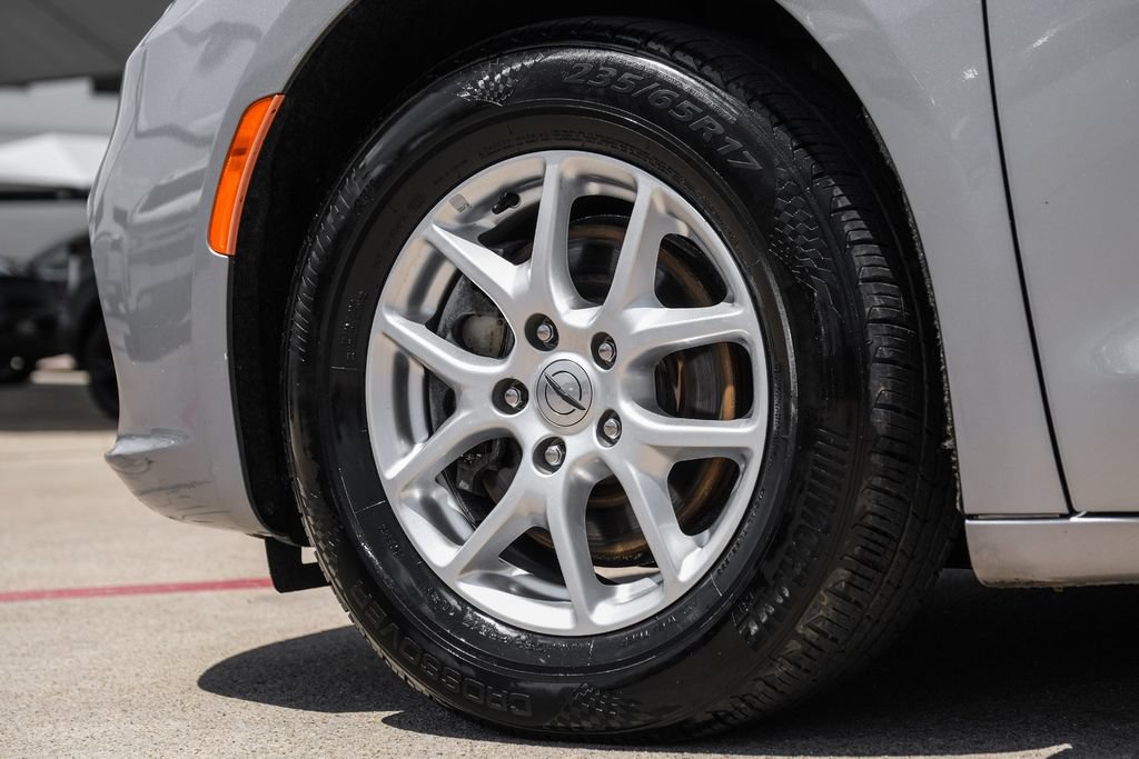 Used 2021 Chrysler Pacifica Touring-L FWD image 59