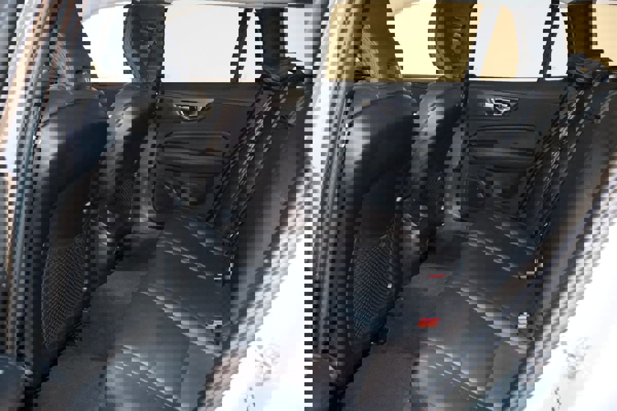 Used 2025 Volvo V60 B5 Cross Country Plus image 46