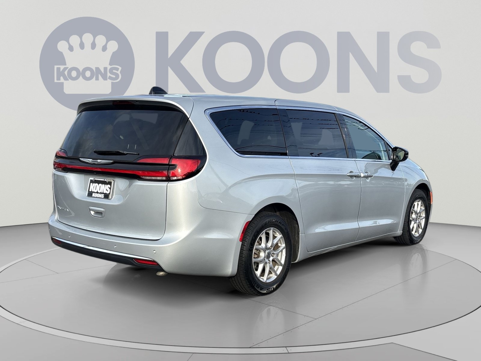 Used 2024 Chrysler Pacifica Touring-L FWD image 7