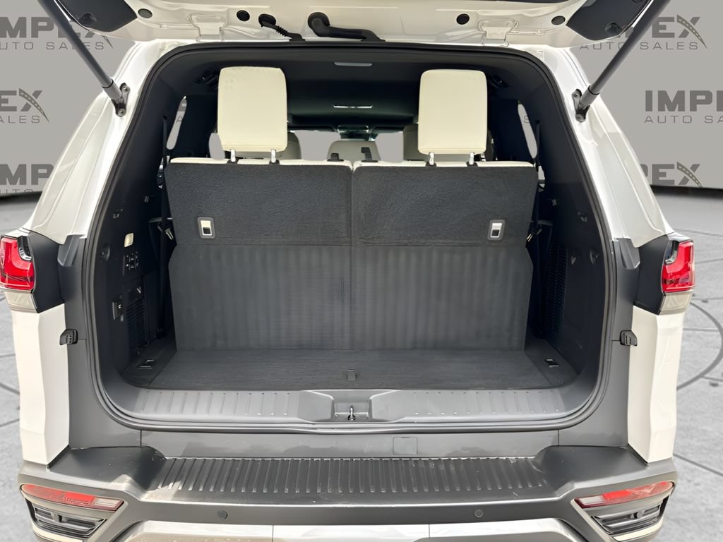 Used 2025 Lexus LX 600 4WD w/ Accessory Package (2T) image 32