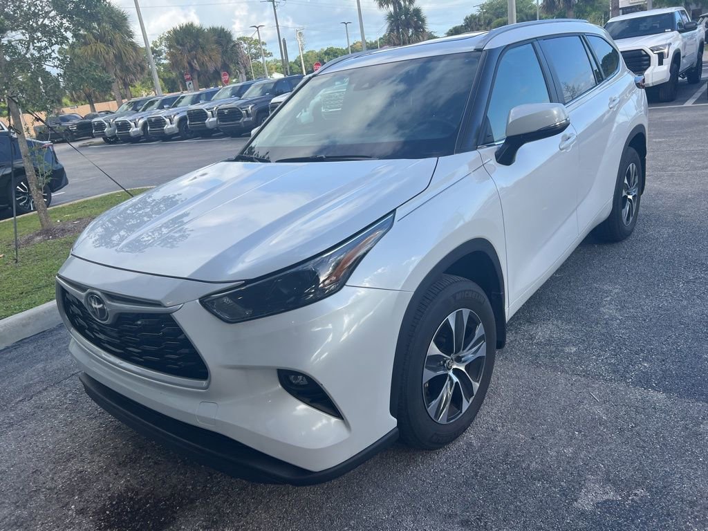 Certified 2025 Toyota Highlander XLE image 5
