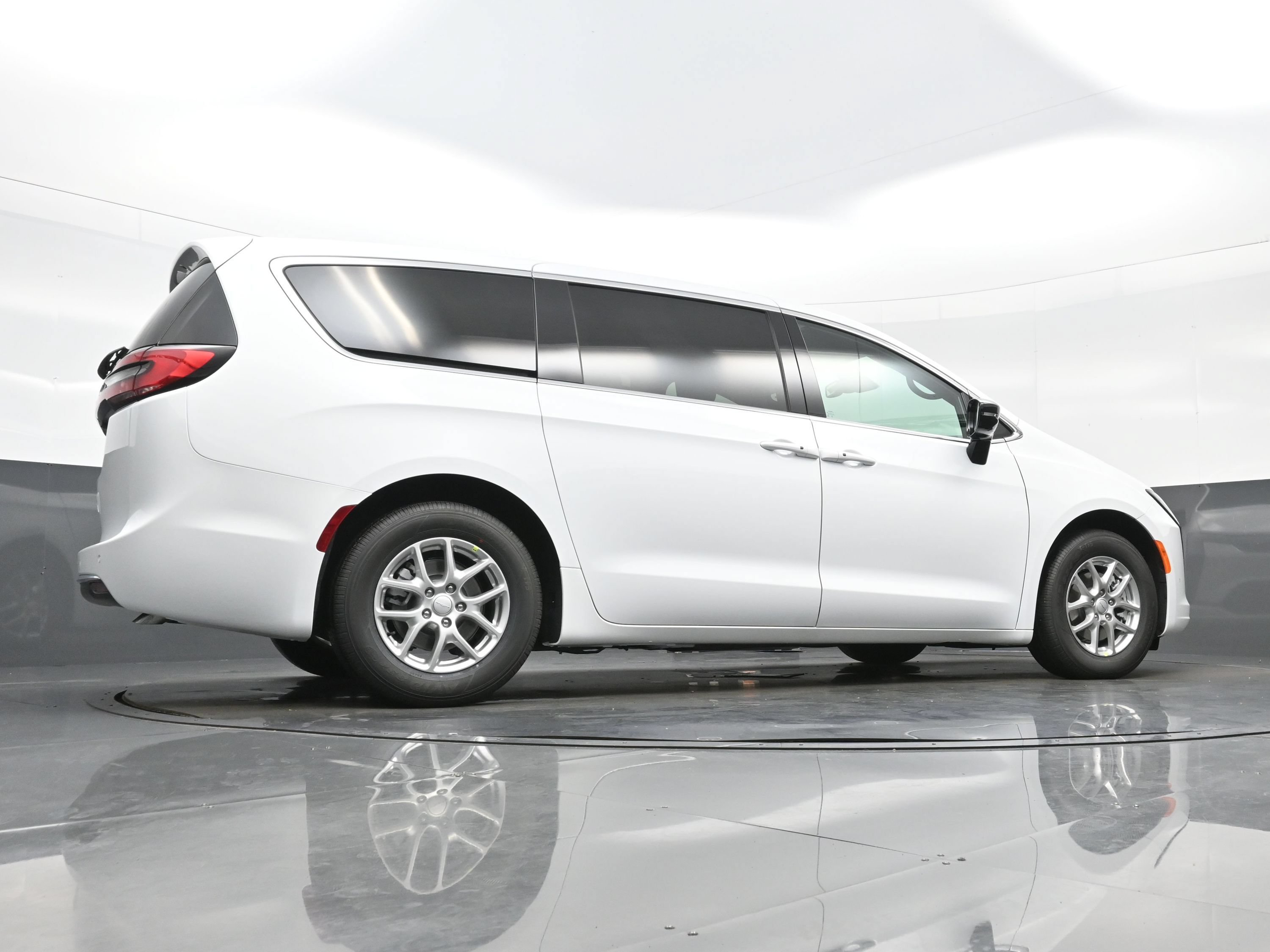 New 2027 Chrysler Pacifica Select FWD image 19