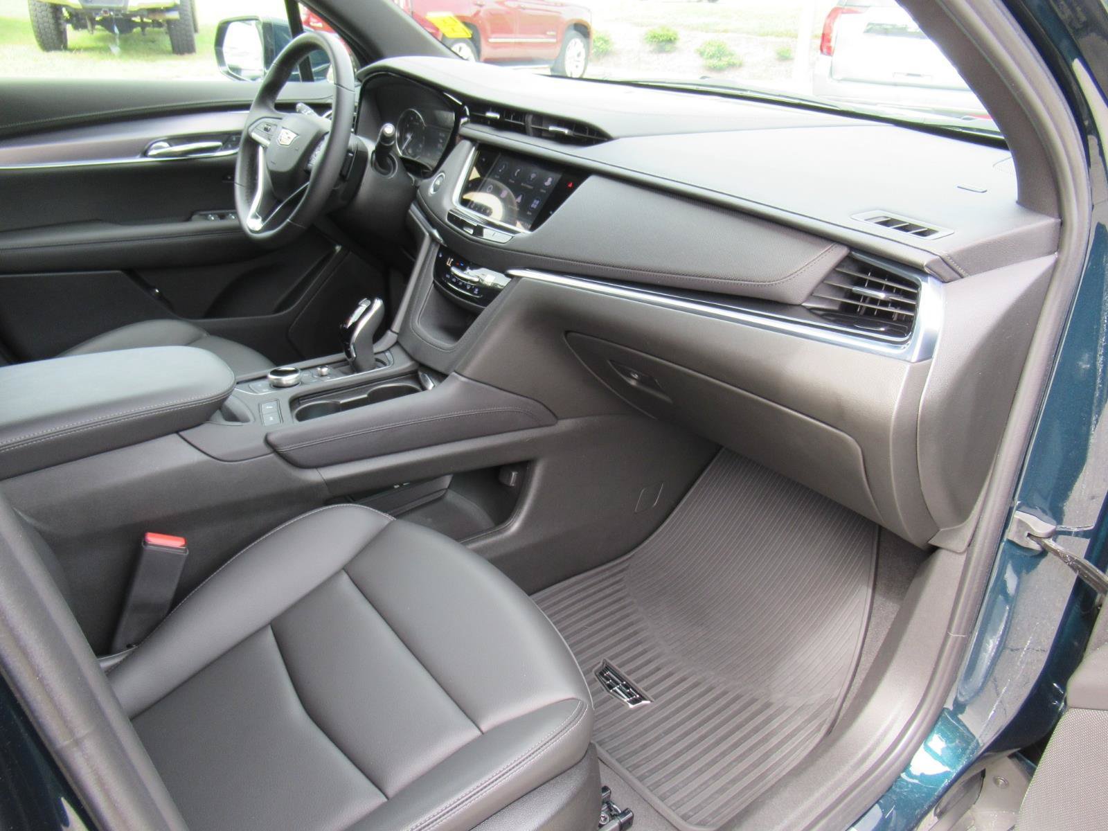 Certified 2025 Cadillac XT6 Luxury FWD image 12