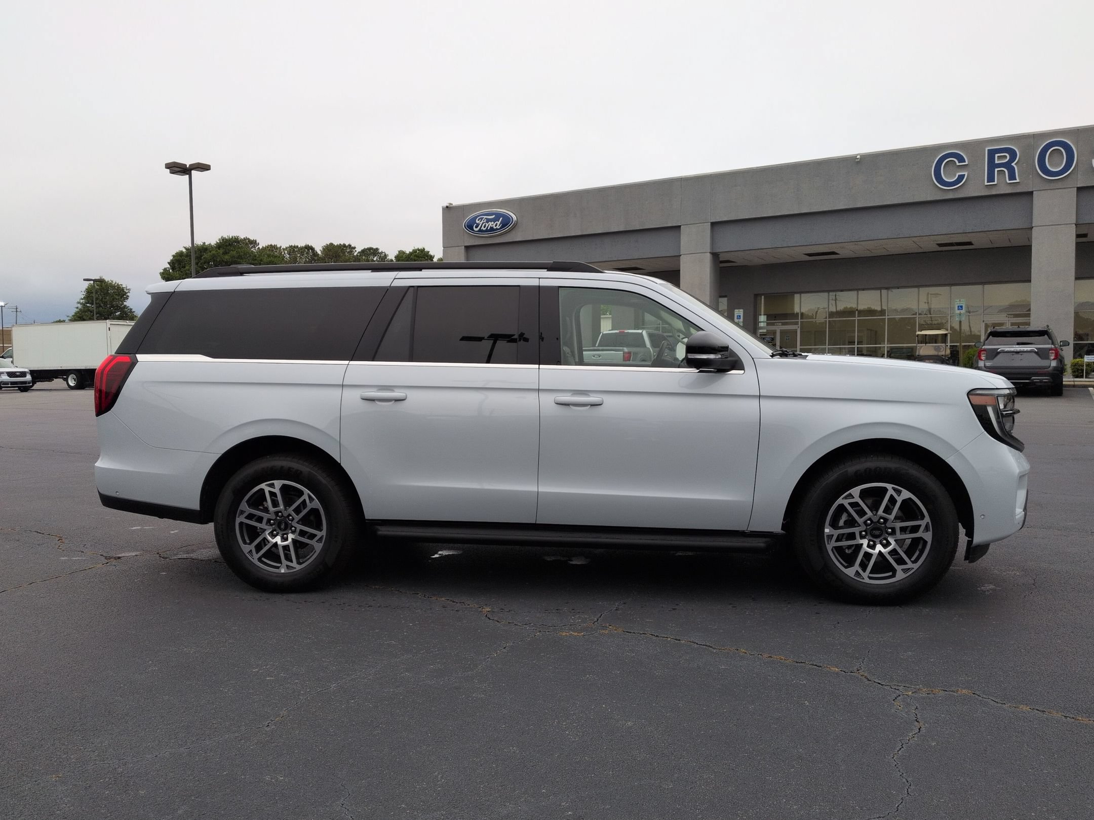 Used 2025 Ford Expedition Max Active RWD image 3