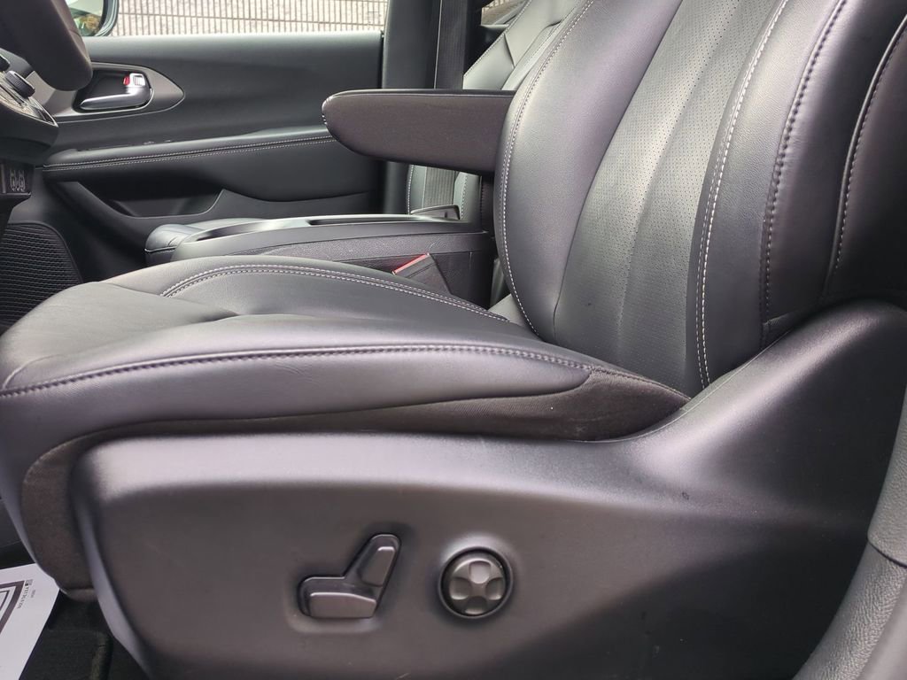 Used 2025 Chrysler Pacifica Select image 14