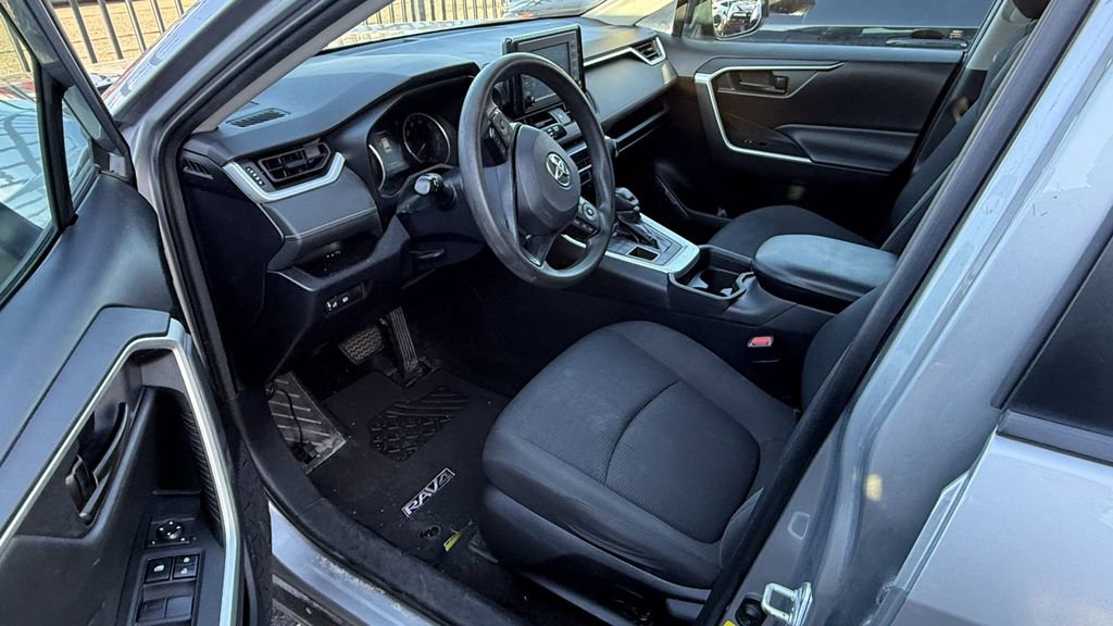 Used 2019 Toyota RAV4 LE image 3