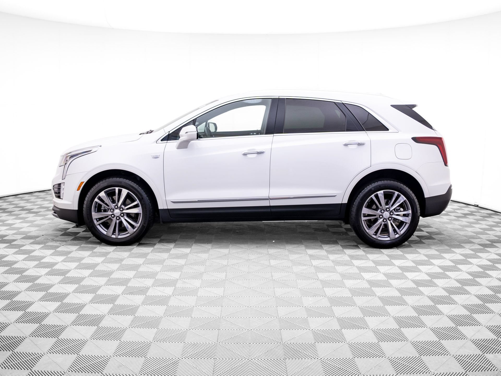 Certified 2025 Cadillac XT5 Premium Luxury AWD/4WD image 2