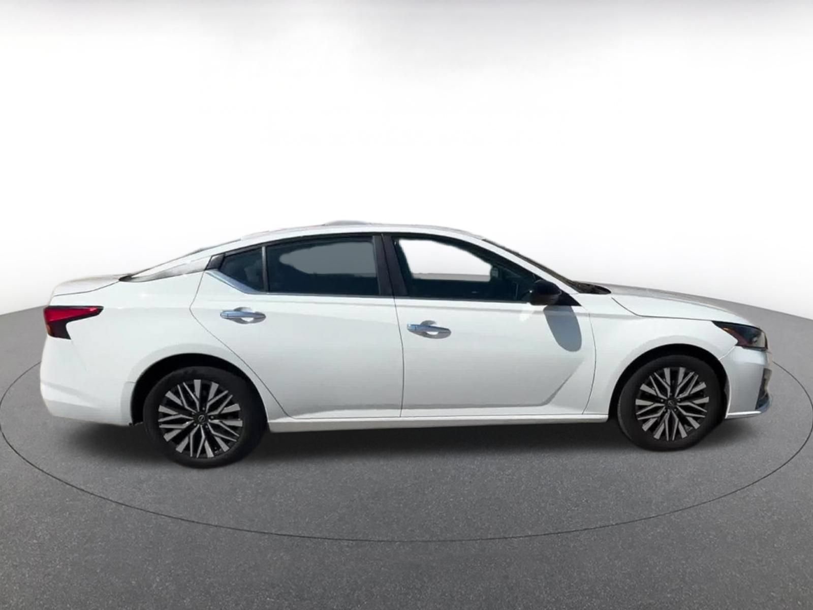 Used 2025 Nissan Altima 2.5 SV FWD image 12