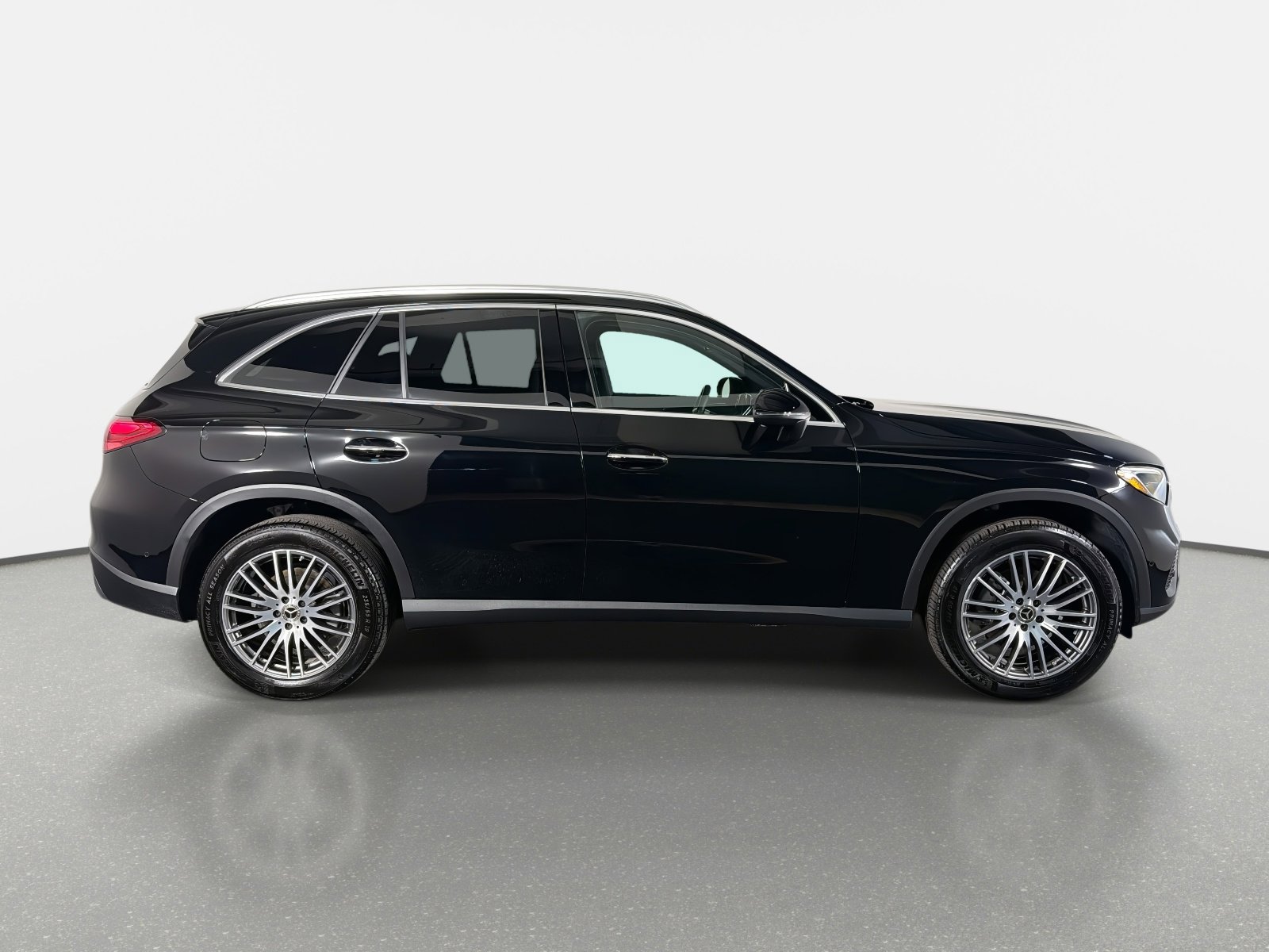 Used 2025 Mercedes-Benz GLC 300 4MATIC image 2