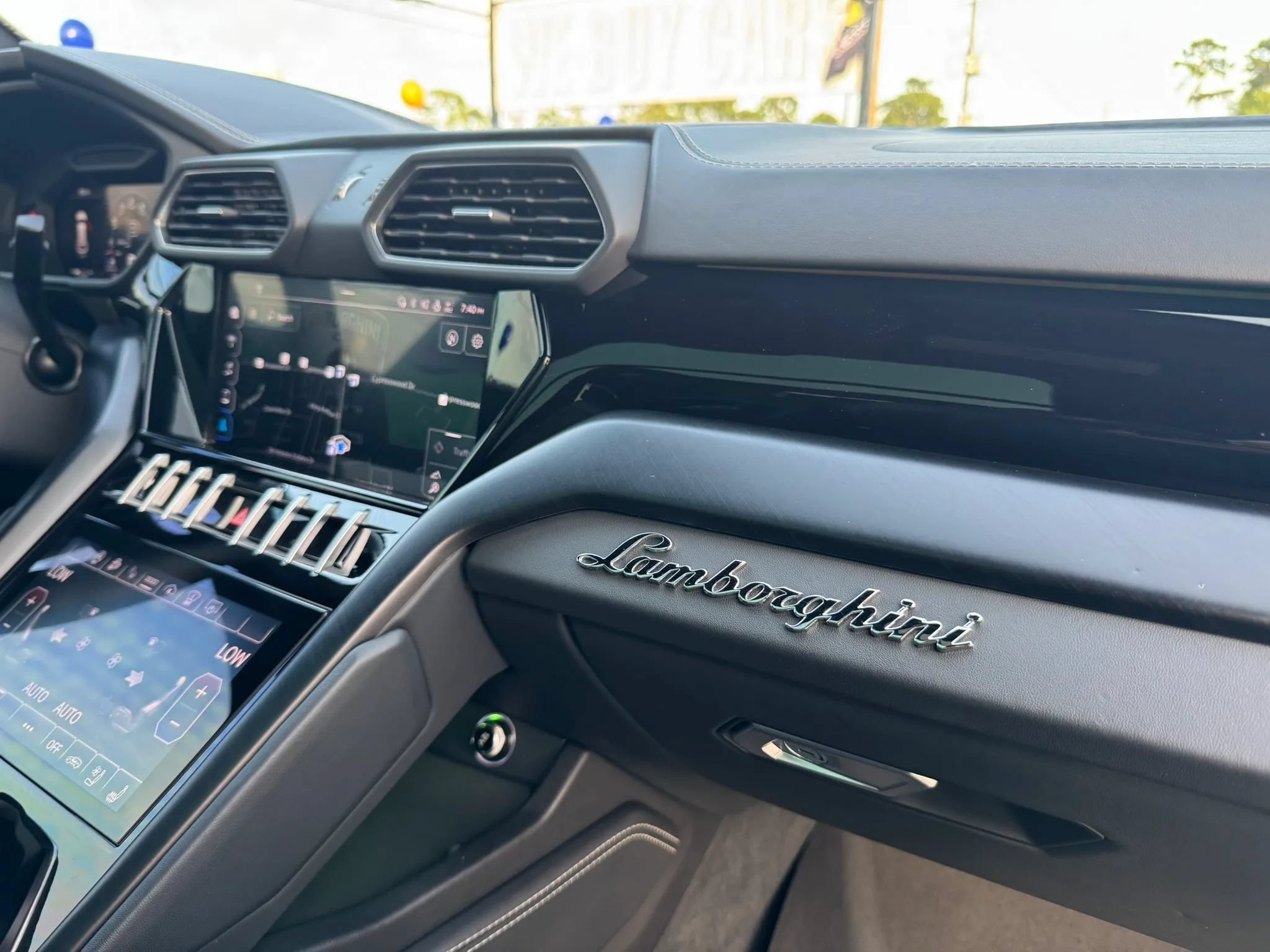 Used 2022 Lamborghini Urus AWD/4WD image 51