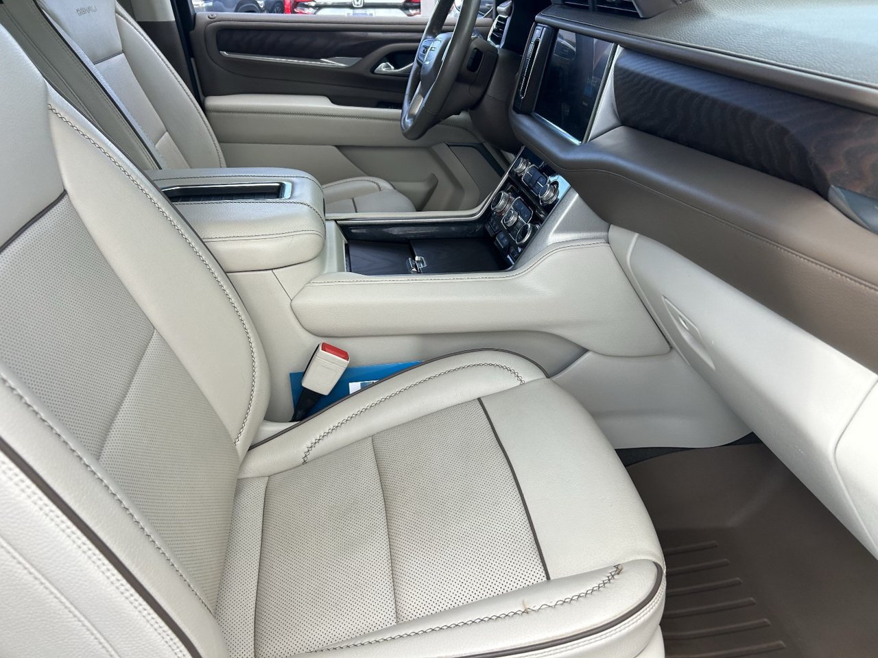 Used 2022 GMC Yukon Denali w/ Denali Premium Package AWD/4WD image 13