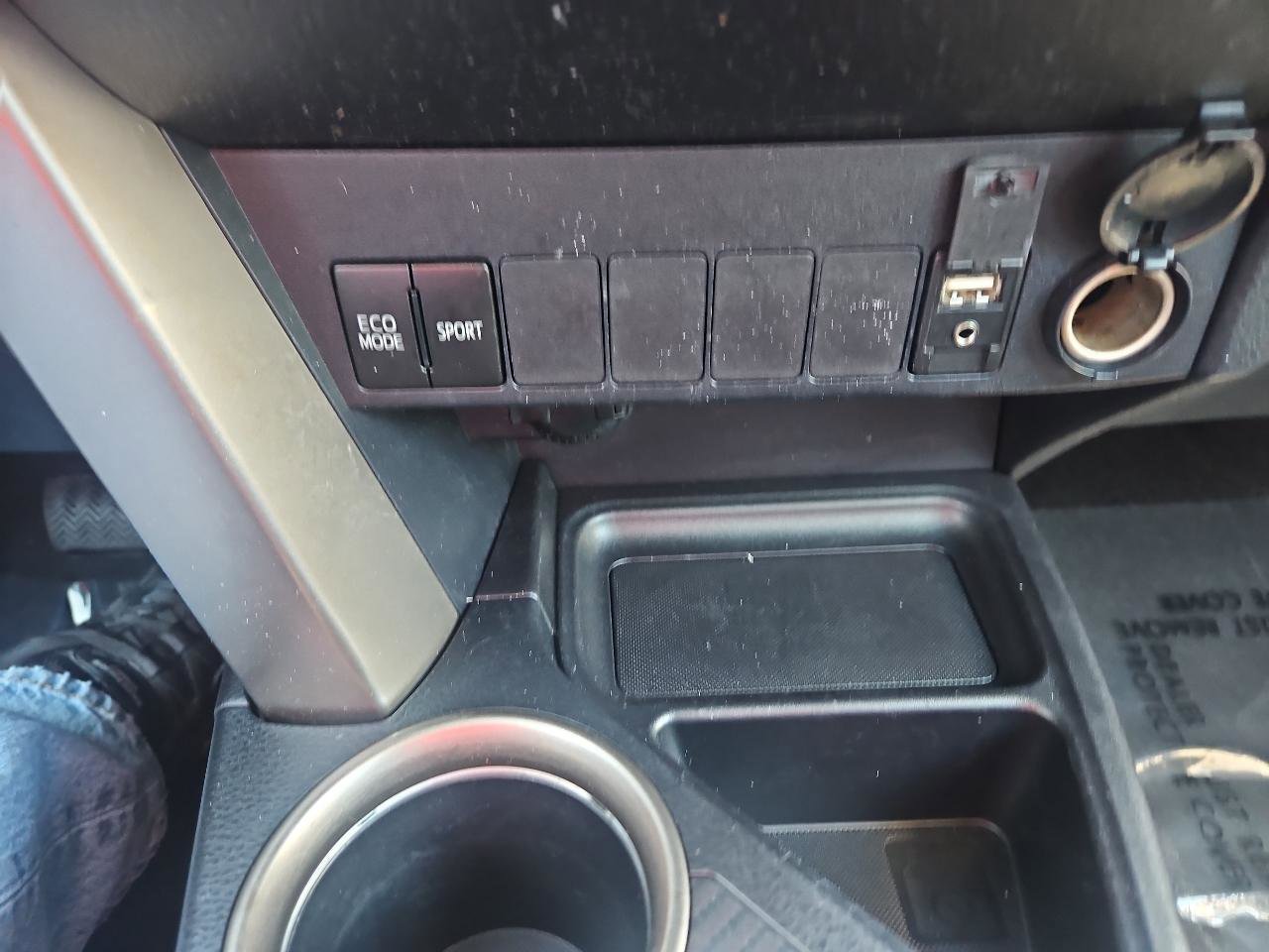 Used 2014 Toyota RAV4 XLE AWD/4WD image 23