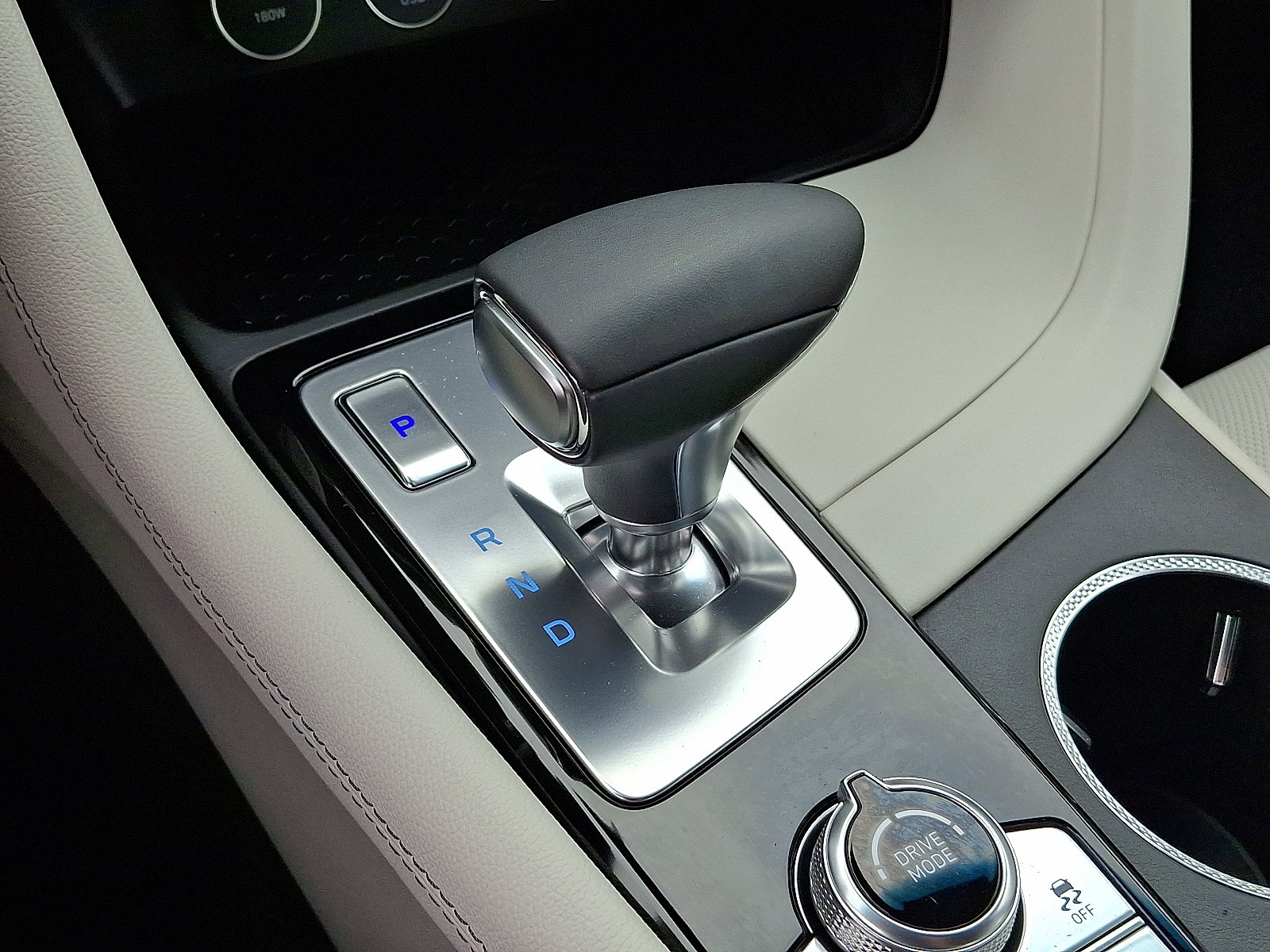 Used 2025 Genesis G70 2.5T image 14