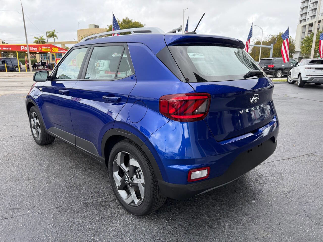 Used 2025 Hyundai Venue SEL FWD image 3