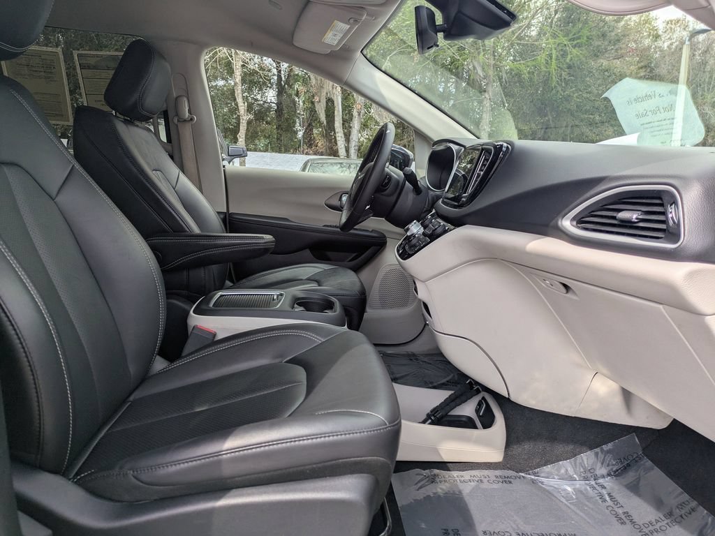 Used 2024 Chrysler Pacifica Touring-L FWD image 3