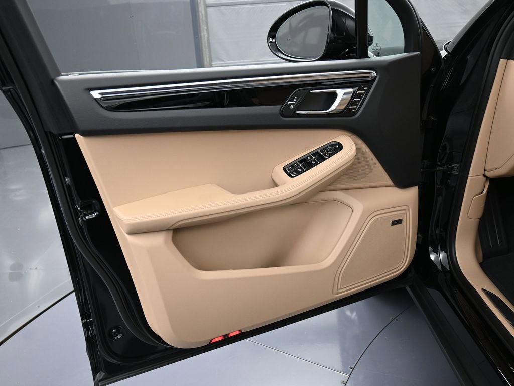 Certified 2025 Porsche Macan AWD/4WD image 15