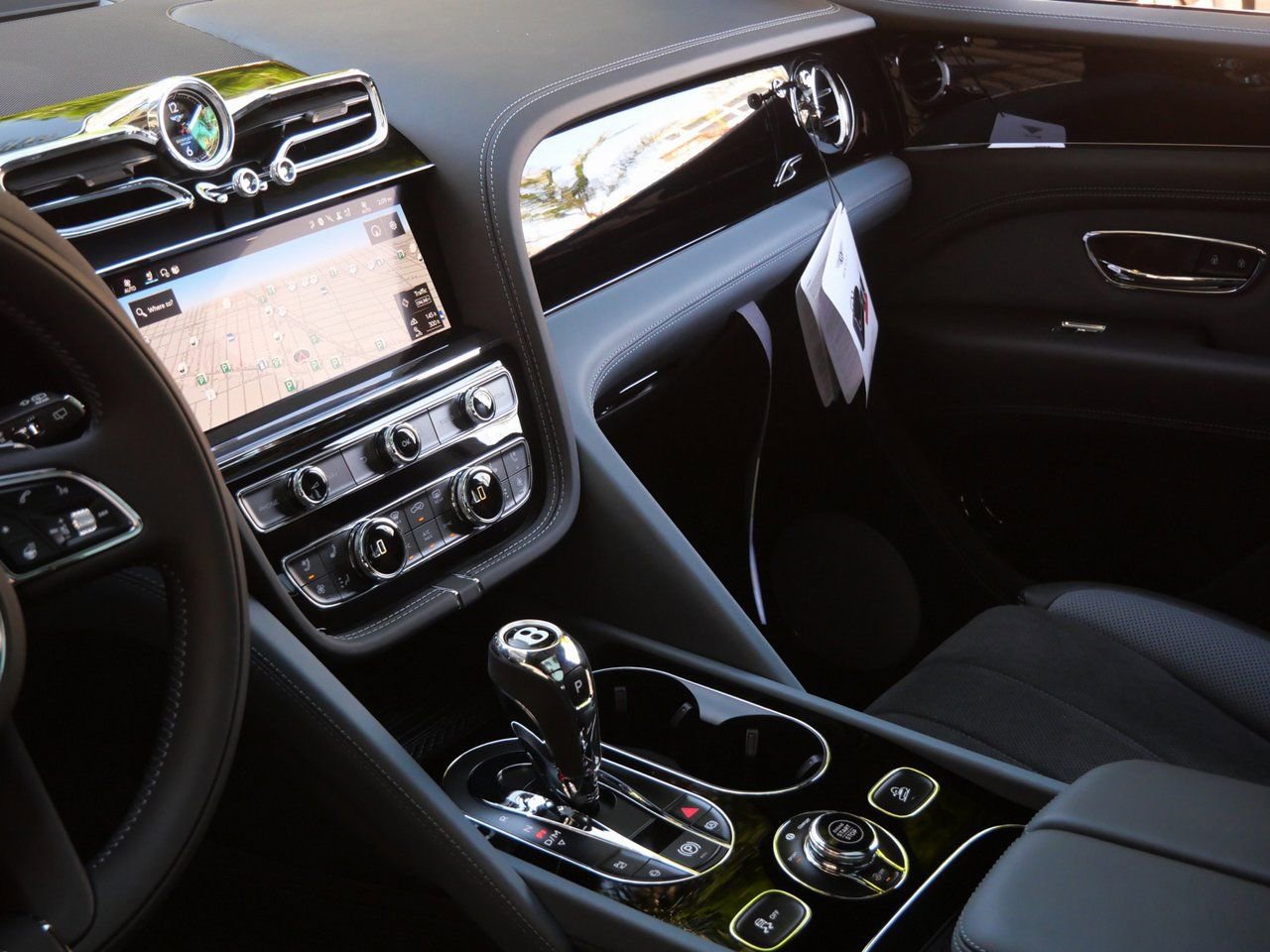 Used 2025 Bentley Bentayga image 13