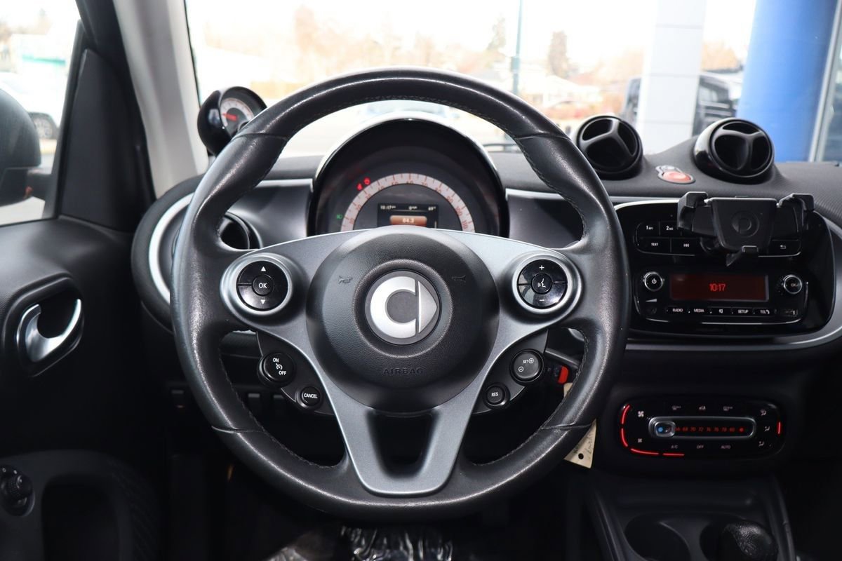 Used 2016 smart fortwo passion image 11