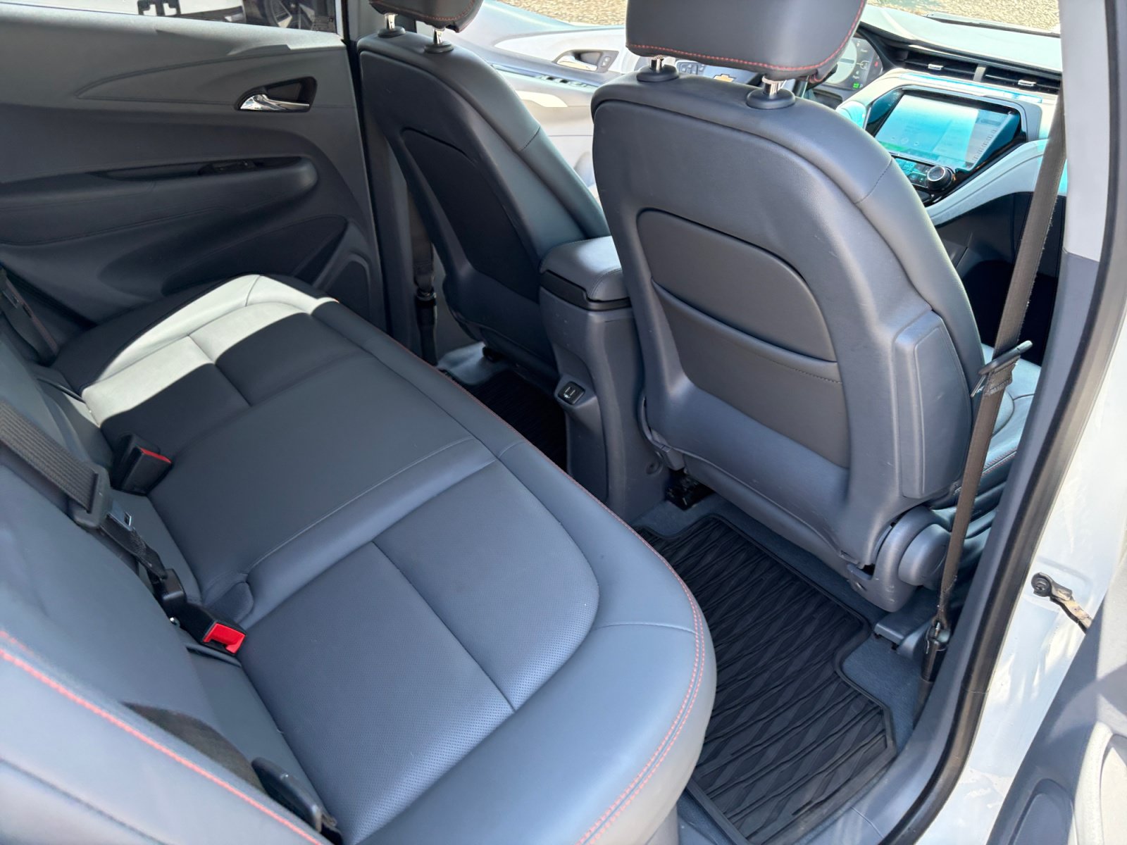 Used 2018 Chevrolet Bolt Premier w/ Infotainment Package FWD image 18