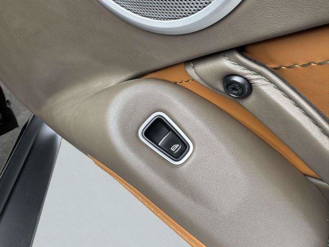 Used 2022 Aston Martin V8 Vantage Roadster RWD image 38