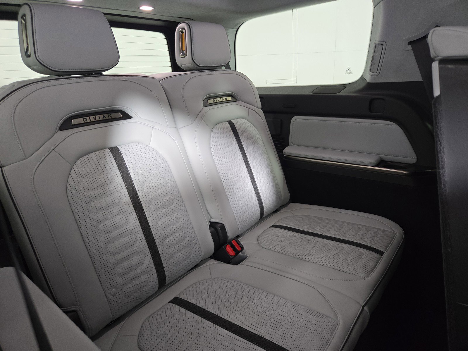 Used 2024 Rivian R1S Adventure AWD/4WD image 25