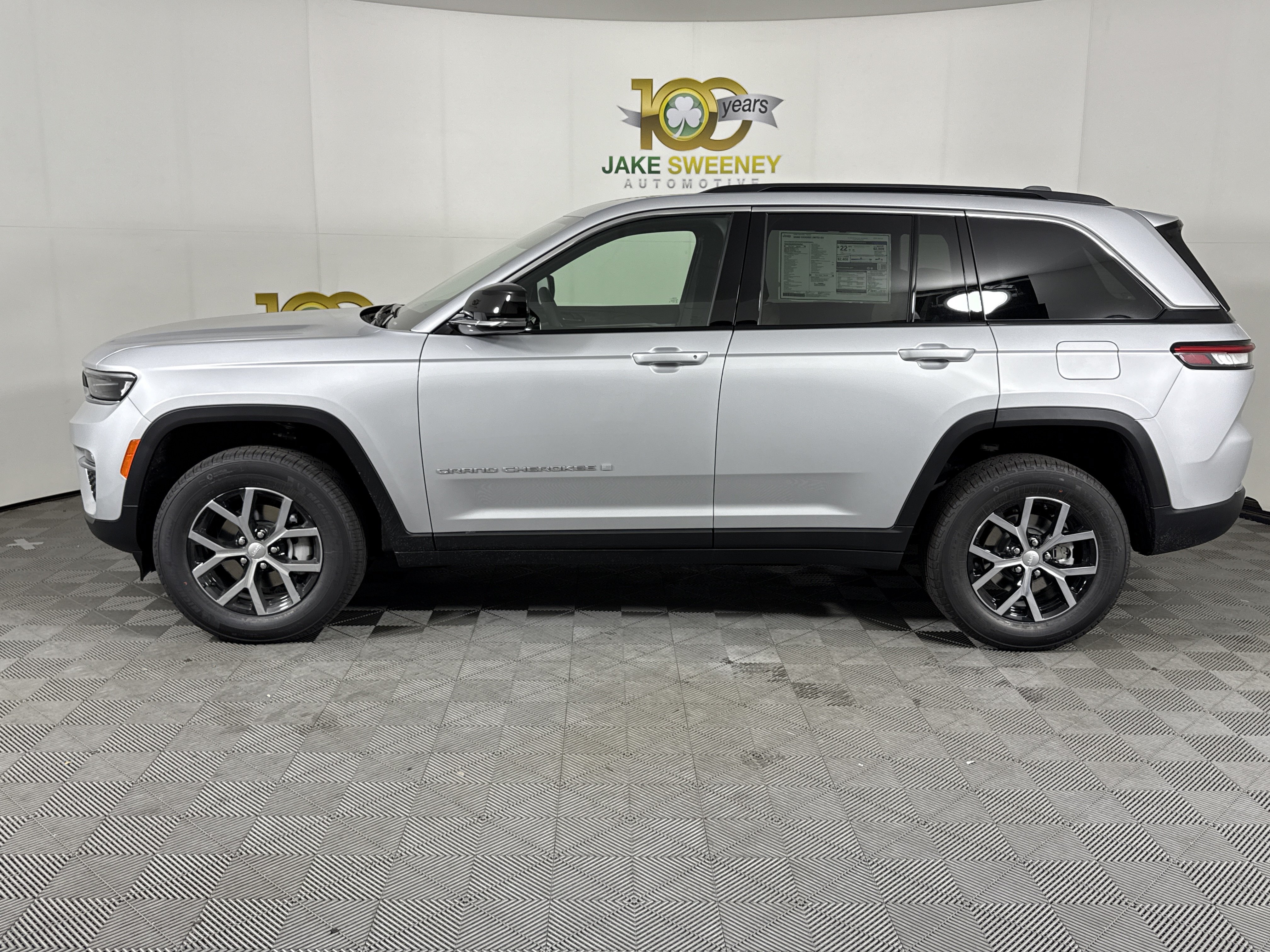 New 2025 Jeep Grand Cherokee Limited w/ Trailer Tow Package AWD/4WD image 5