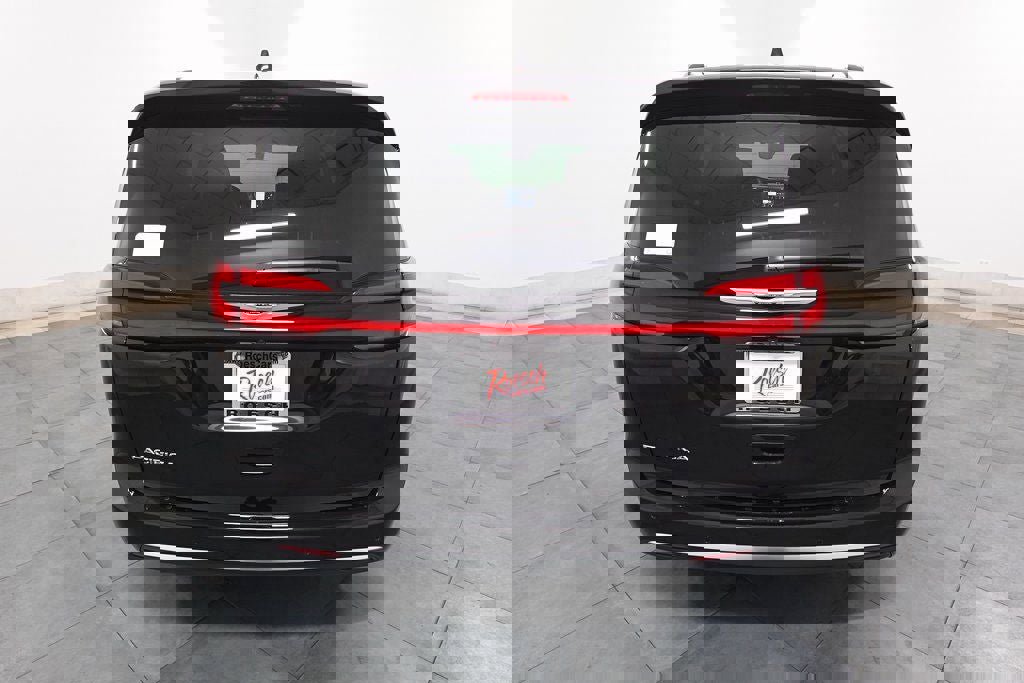 New 2026 Chrysler Pacifica Pinnacle image 4