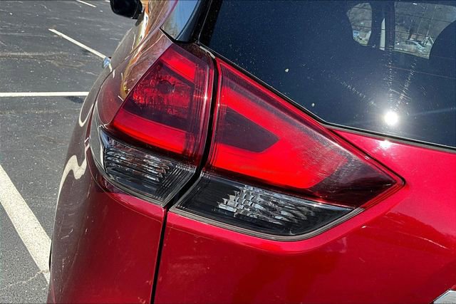 Used 2018 Nissan Rogue SV image 22