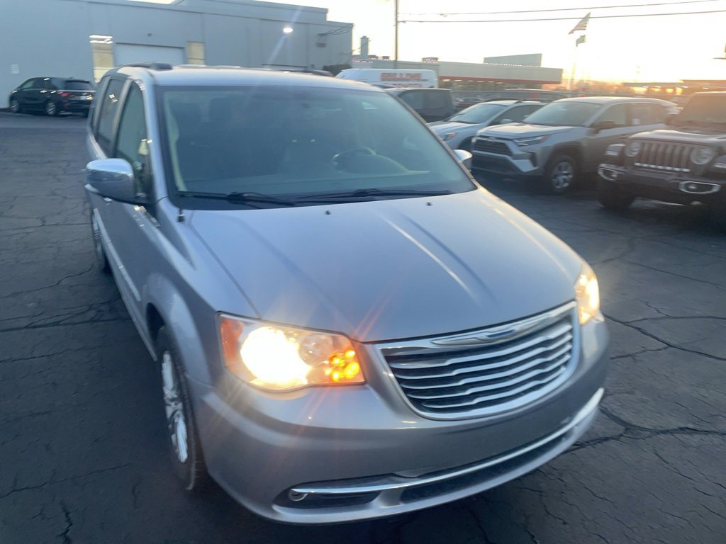Used 2015 Chrysler Town & Country Touring-L w/ Driver Convenience Group image 3