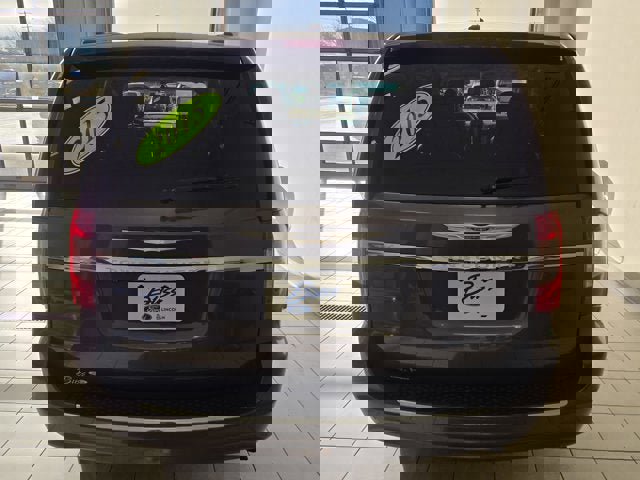 Used 2015 Chrysler Town & Country Touring w/ Driver Convenience Group image 11