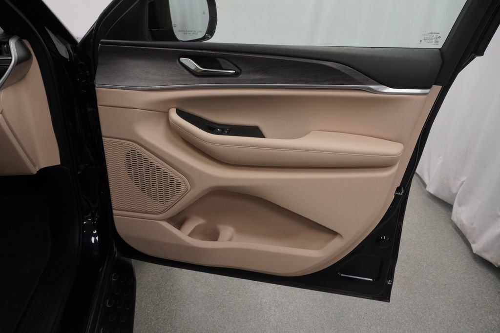 Certified 2024 Jeep Grand Cherokee Limited w/ Black Appearance Package image 46