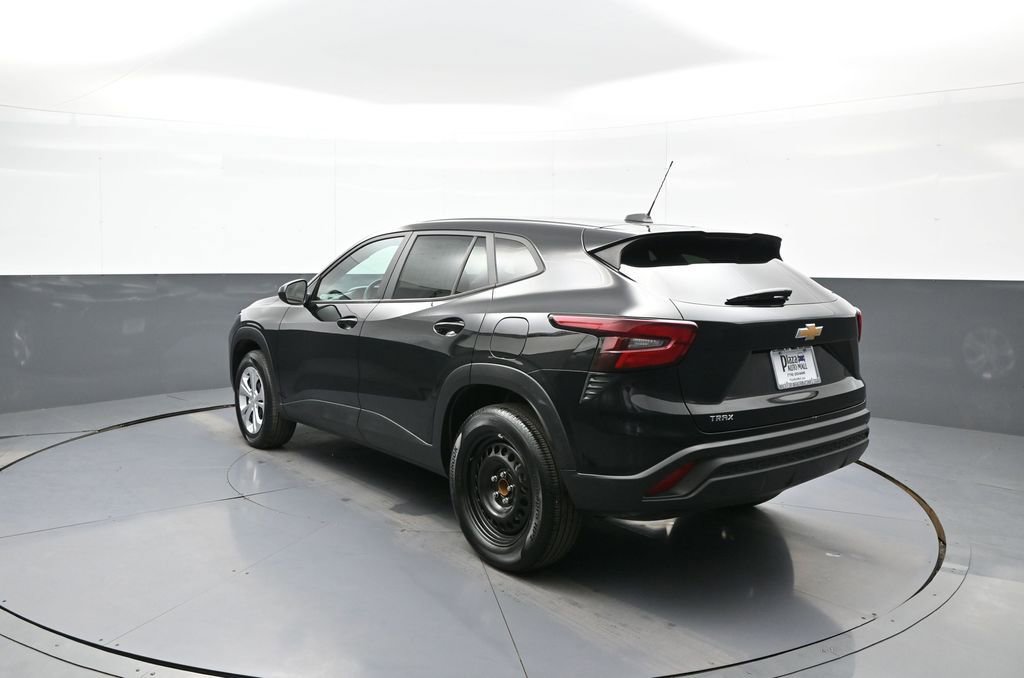 Used 2024 Chevrolet Trax LS w/ Driver Confidence Package image 8