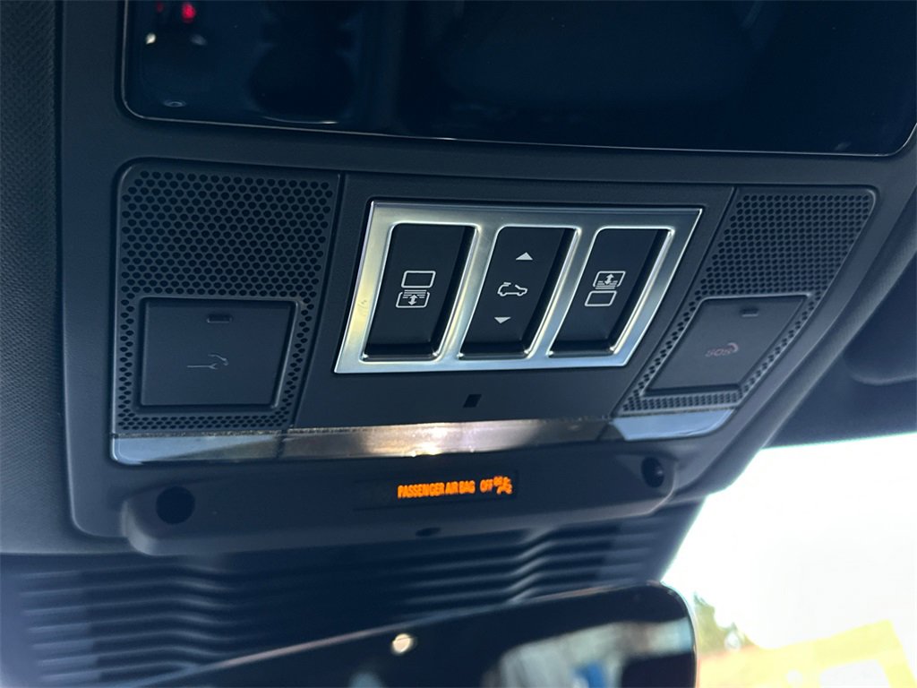 Used 2023 Land Rover Discovery Metropolitan Edition image 32