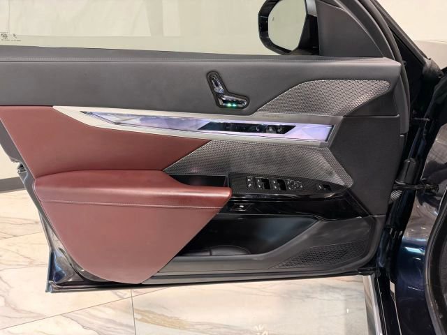 Used 2025 BMW 760i xDrive w/ Executive Package image 74