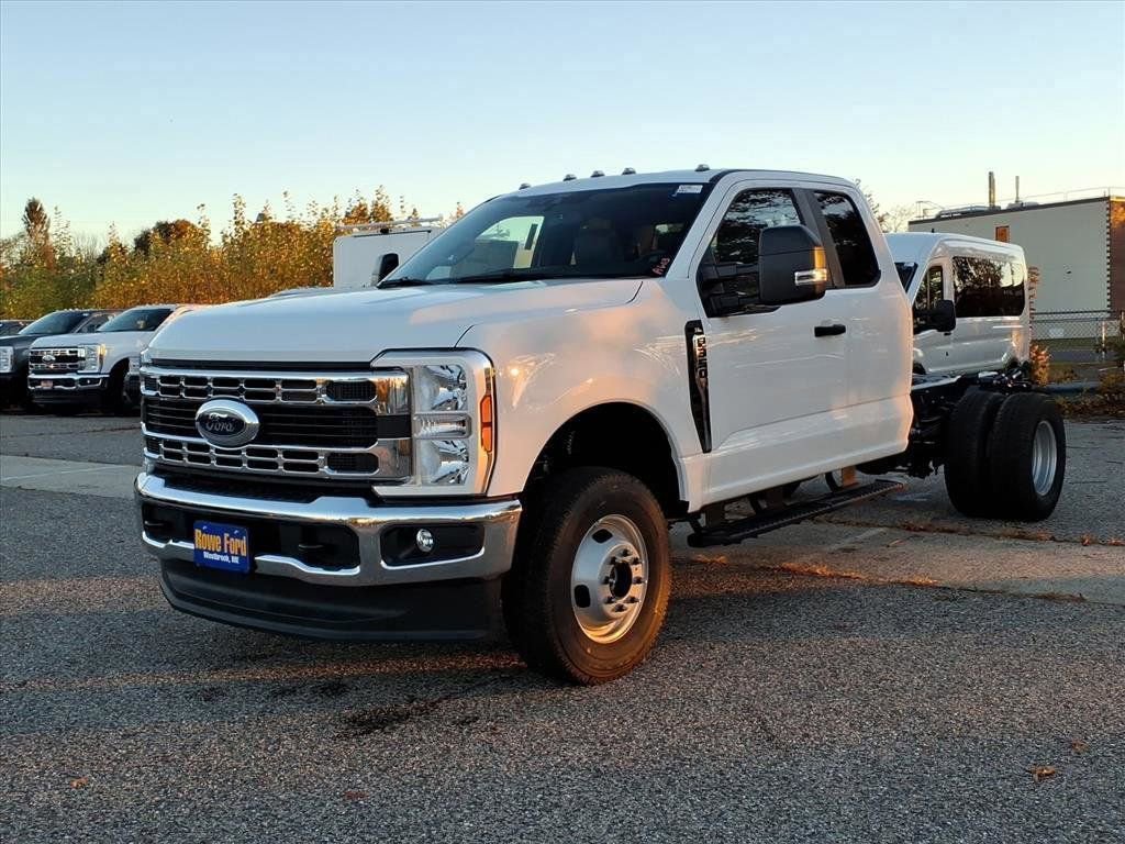 New 2026 Ford F350 XL w/ XL Chrome Package image 3