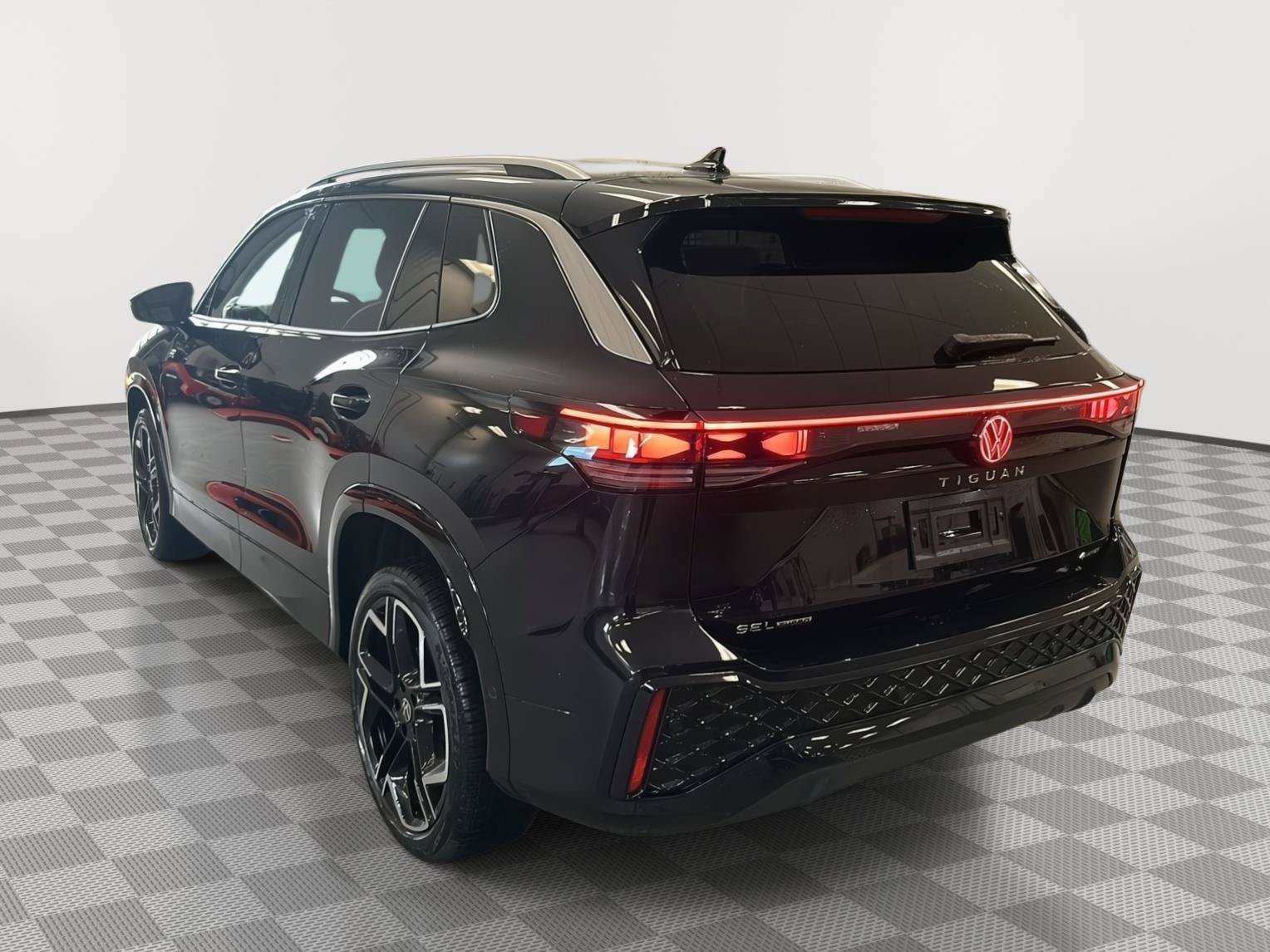 New 2026 Volkswagen Tiguan SEL R-Line AWD/4WD image 7