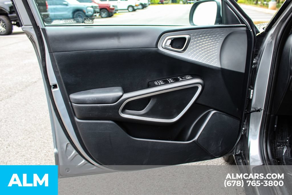 Used 2025 Kia Soul LX w/ LX Technology Package FWD image 36