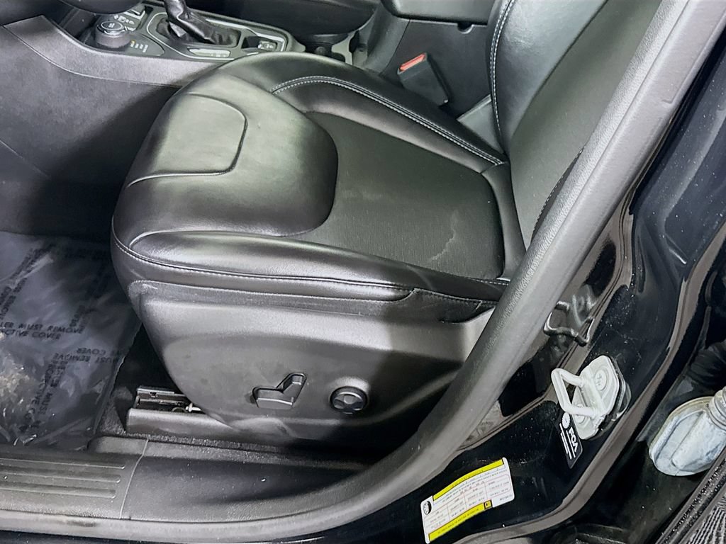 Used 2021 Jeep Cherokee Latitude Plus AWD/4WD image 24