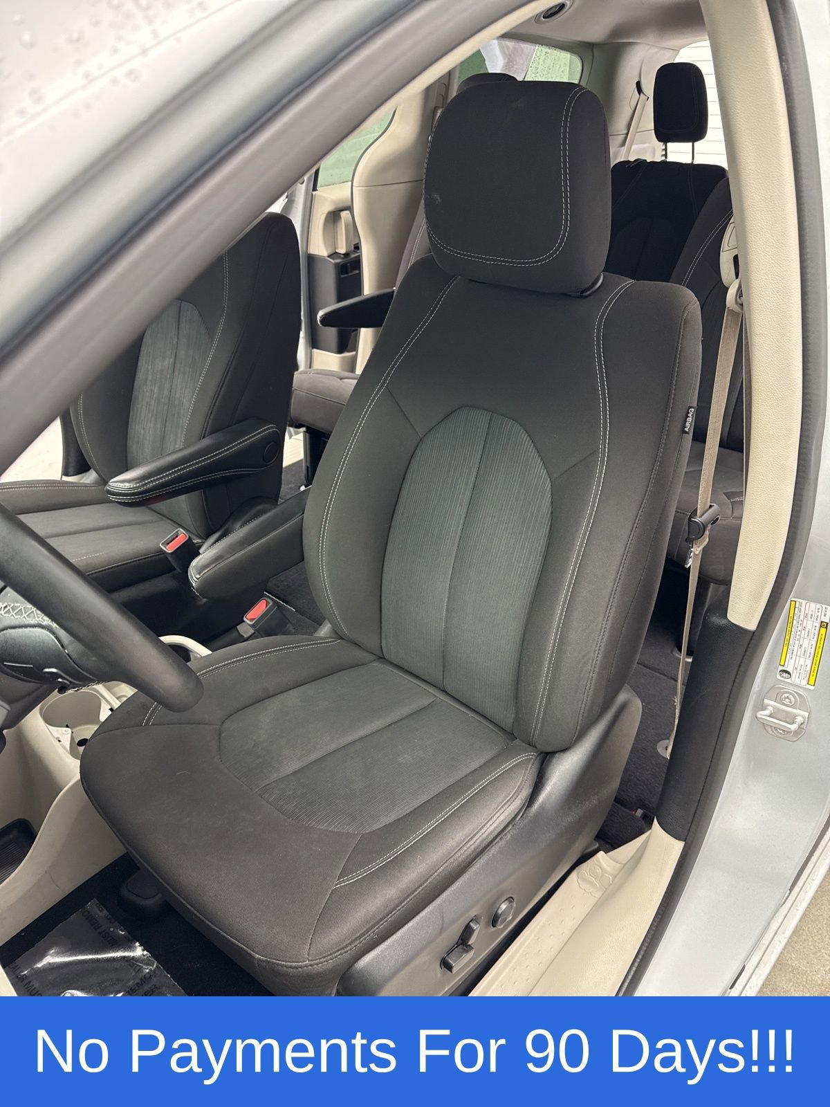Used 2022 Chrysler Voyager LX image 9