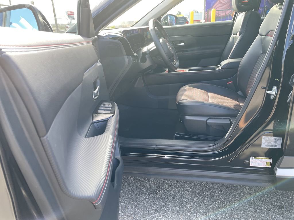 Used 2025 Nissan Kicks SR w/ SR Premium Package AWD/4WD image 14