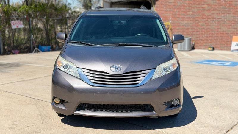 Used 2015 Toyota Sienna XLE image 2