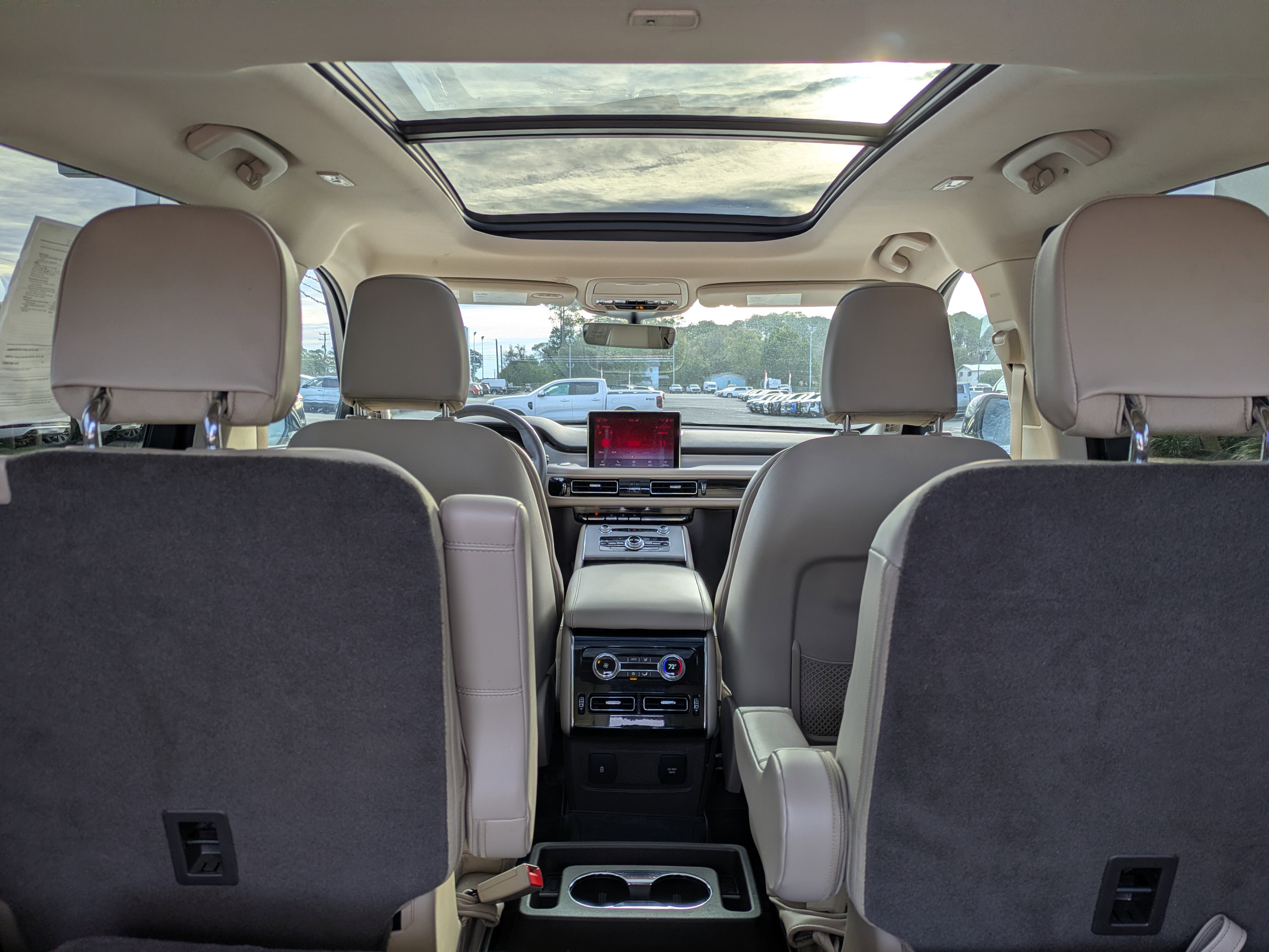 Used 2024 Lincoln Aviator AWD w/ Premium Package image 11