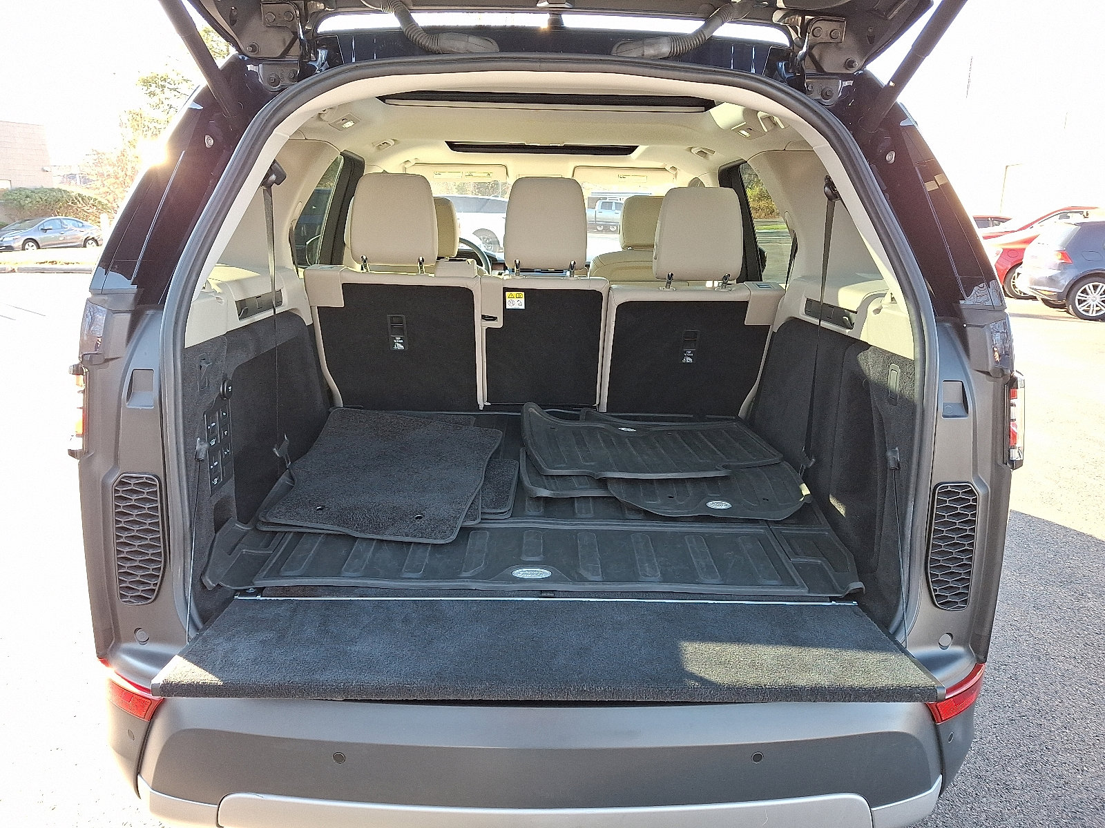 Used 2018 Land Rover Discovery HSE image 26