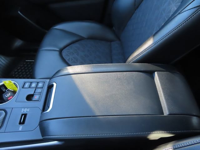 Used 2024 Toyota Highlander LE AWD/4WD image 38
