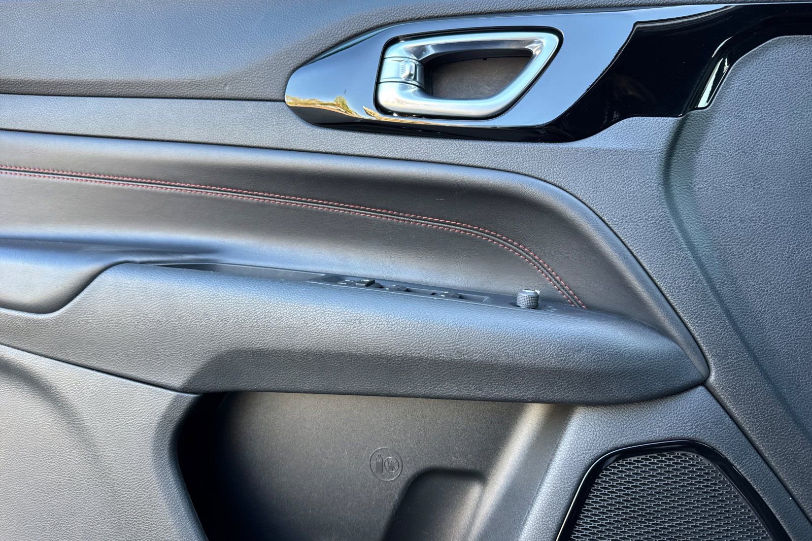 Used 2024 Jeep Compass Trailhawk image 11